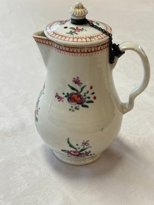 A varied collection of 13 Chinese famille rose wares, Yongzheng/Qianlong — 照片 144