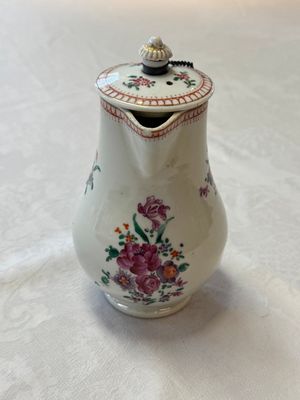 A varied collection of 13 Chinese famille rose wares, Yongzheng/Qianlong — 照片 147