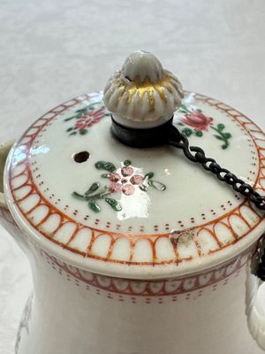 A varied collection of 13 Chinese famille rose wares, Yongzheng/Qianlong — 照片 154