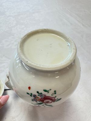 A varied collection of 13 Chinese famille rose wares, Yongzheng/Qianlong — 照片 161