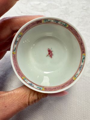 A varied collection of 13 Chinese famille rose wares, Yongzheng/Qianlong — 照片 66