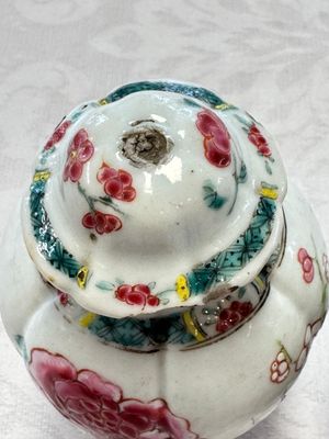 A varied collection of 13 Chinese famille rose wares, Yongzheng/Qianlong — 照片 91