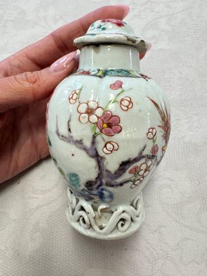 A varied collection of 13 Chinese famille rose wares, Yongzheng/Qianlong — 照片 95