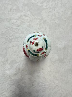 A varied collection of 13 Chinese famille rose wares, Yongzheng/Qianlong — 照片 96