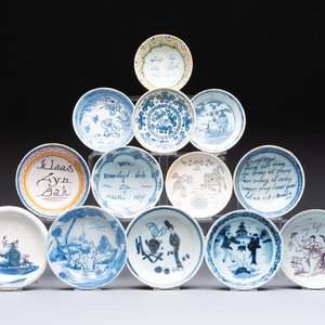 A varied collection of 13 Delftware saucers and bowls, 17/18th C. — photo 1