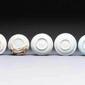 A varied collection of 13 Delftware saucers and bowls, 17/18th C. — photo 3