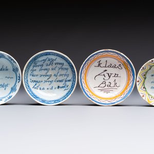 A varied collection of 13 Delftware saucers and bowls, 17/18th C. — photo 4