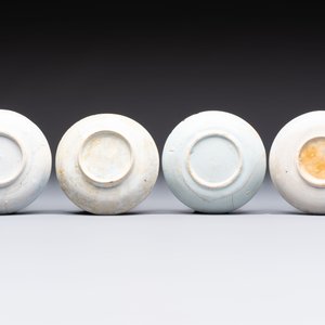 A varied collection of 13 Delftware saucers and bowls, 17/18th C. — photo 7