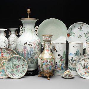 A varied collection of 14 Chinese famille rose and monochrome wares, 19/20th C. — photo 1