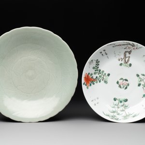 A varied collection of 14 Chinese famille rose and monochrome wares, 19/20th C. — photo 18