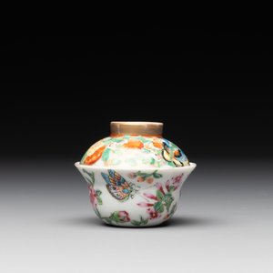 A varied collection of 14 Chinese famille rose and monochrome wares, 19/20th C. — photo 24