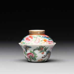 A varied collection of 14 Chinese famille rose and monochrome wares, 19/20th C. — photo 25