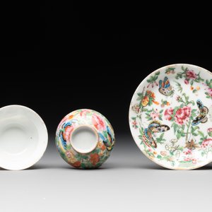 A varied collection of 14 Chinese famille rose and monochrome wares, 19/20th C. — photo 26