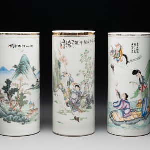 A varied collection of 14 Chinese famille rose and monochrome wares, 19/20th C. — photo 8