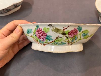 A varied collection of 15 Chinese famille rose and verte wares, 19/20th C. — photo 1