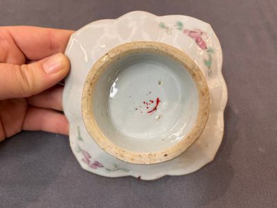 A varied collection of 15 Chinese famille rose and verte wares, 19/20th C. — photo 12