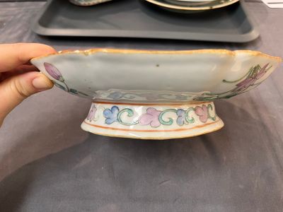 A varied collection of 15 Chinese famille rose and verte wares, 19/20th C. — photo 14