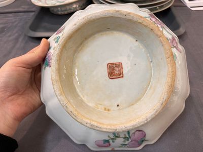 A varied collection of 15 Chinese famille rose and verte wares, 19/20th C. — photo 15