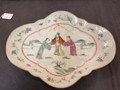 A varied collection of 15 Chinese famille rose and verte wares, 19/20th C. — photo 16