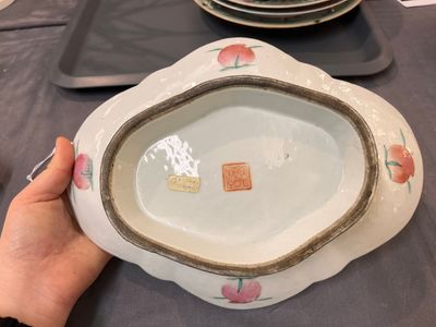 A varied collection of 15 Chinese famille rose and verte wares, 19/20th C. — photo 18
