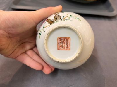 A varied collection of 15 Chinese famille rose and verte wares, 19/20th C. — photo 21