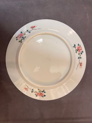 A varied collection of 15 Chinese famille rose and verte wares, 19/20th C. — photo 36