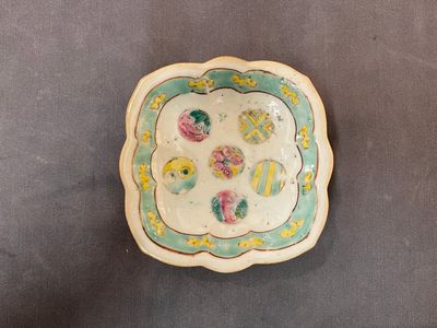 A varied collection of 15 Chinese famille rose and verte wares, 19/20th C. — photo 10