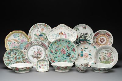 A varied collection of 15 Chinese famille rose and verte wares, 19/20th C.
