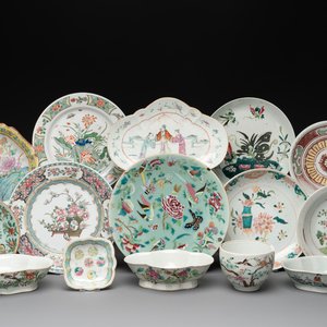A varied collection of 15 Chinese famille rose and verte wares, 19/20th C. — photo 1