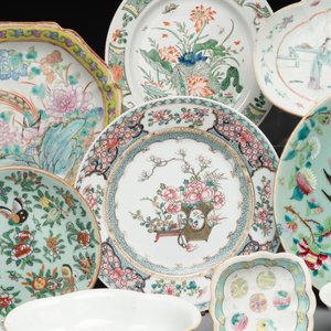 A varied collection of 15 Chinese famille rose and verte wares, 19/20th C. — photo 4