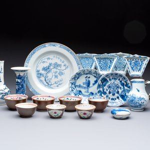 A varied collection of 18 Chinese famille rose, blue and white wares, 18/19th C. — photo 1