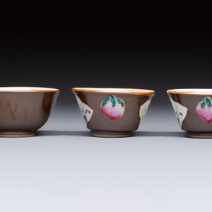 A varied collection of 18 Chinese famille rose, blue and white wares, 18/19th C. — photo 25