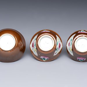 A varied collection of 18 Chinese famille rose, blue and white wares, 18/19th C. — photo 27