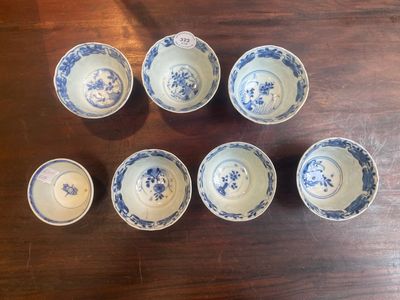A varied collection of 18 pieces Chinese blue and white and famille rose porcelain, Kangxi/Yongzheng — photo 2