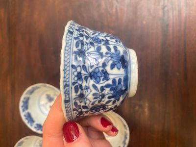 A varied collection of 18 pieces Chinese blue and white and famille rose porcelain, Kangxi/Yongzheng — photo 3