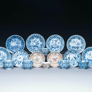 A varied collection of 18 pieces Chinese blue and white and famille rose porcelain, Kangxi/Yongzheng — photo 1