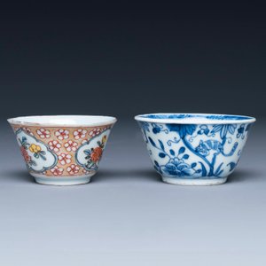 A varied collection of 18 pieces Chinese blue and white and famille rose porcelain, Kangxi/Yongzheng — photo 9
