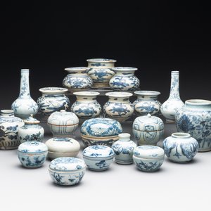 A varied collection of 22 Chinese blue and white jarlets, covered boxes and miniature vases, Ming — photo 1
