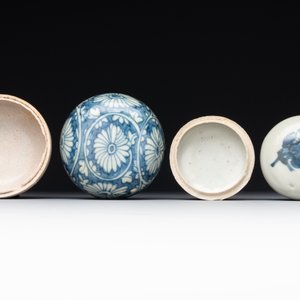 A varied collection of 22 Chinese blue and white jarlets, covered boxes and miniature vases, Ming — photo 11