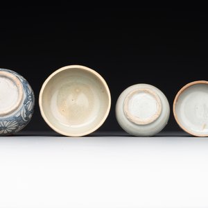 A varied collection of 22 Chinese blue and white jarlets, covered boxes and miniature vases, Ming — photo 12
