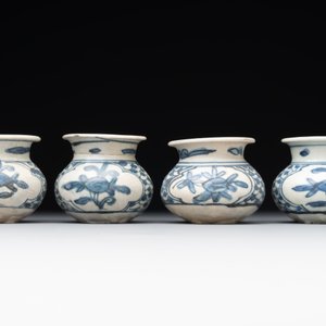 A varied collection of 22 Chinese blue and white jarlets, covered boxes and miniature vases, Ming — photo 13