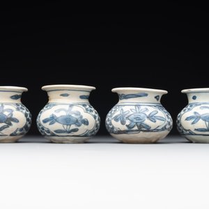 A varied collection of 22 Chinese blue and white jarlets, covered boxes and miniature vases, Ming — photo 14