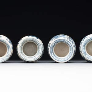 A varied collection of 22 Chinese blue and white jarlets, covered boxes and miniature vases, Ming — photo 15