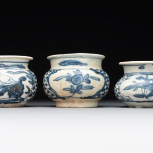 A varied collection of 22 Chinese blue and white jarlets, covered boxes and miniature vases, Ming — photo 17