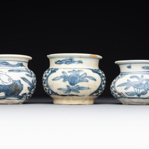 A varied collection of 22 Chinese blue and white jarlets, covered boxes and miniature vases, Ming — photo 18