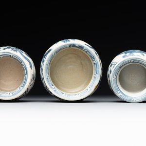 A varied collection of 22 Chinese blue and white jarlets, covered boxes and miniature vases, Ming — photo 19