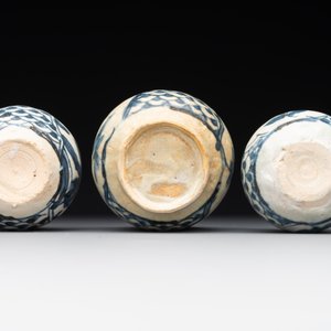 A varied collection of 22 Chinese blue and white jarlets, covered boxes and miniature vases, Ming — photo 20