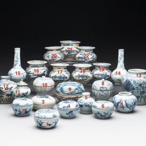 A varied collection of 22 Chinese blue and white jarlets, covered boxes and miniature vases, Ming — photo 2