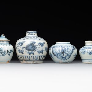 A varied collection of 22 Chinese blue and white jarlets, covered boxes and miniature vases, Ming — photo 21