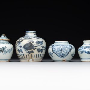 A varied collection of 22 Chinese blue and white jarlets, covered boxes and miniature vases, Ming — photo 22